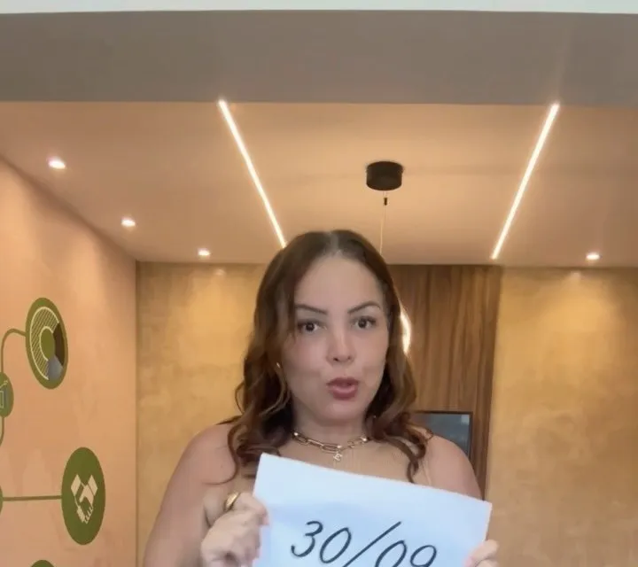 Sala de reunião da Innove com o logo na parede